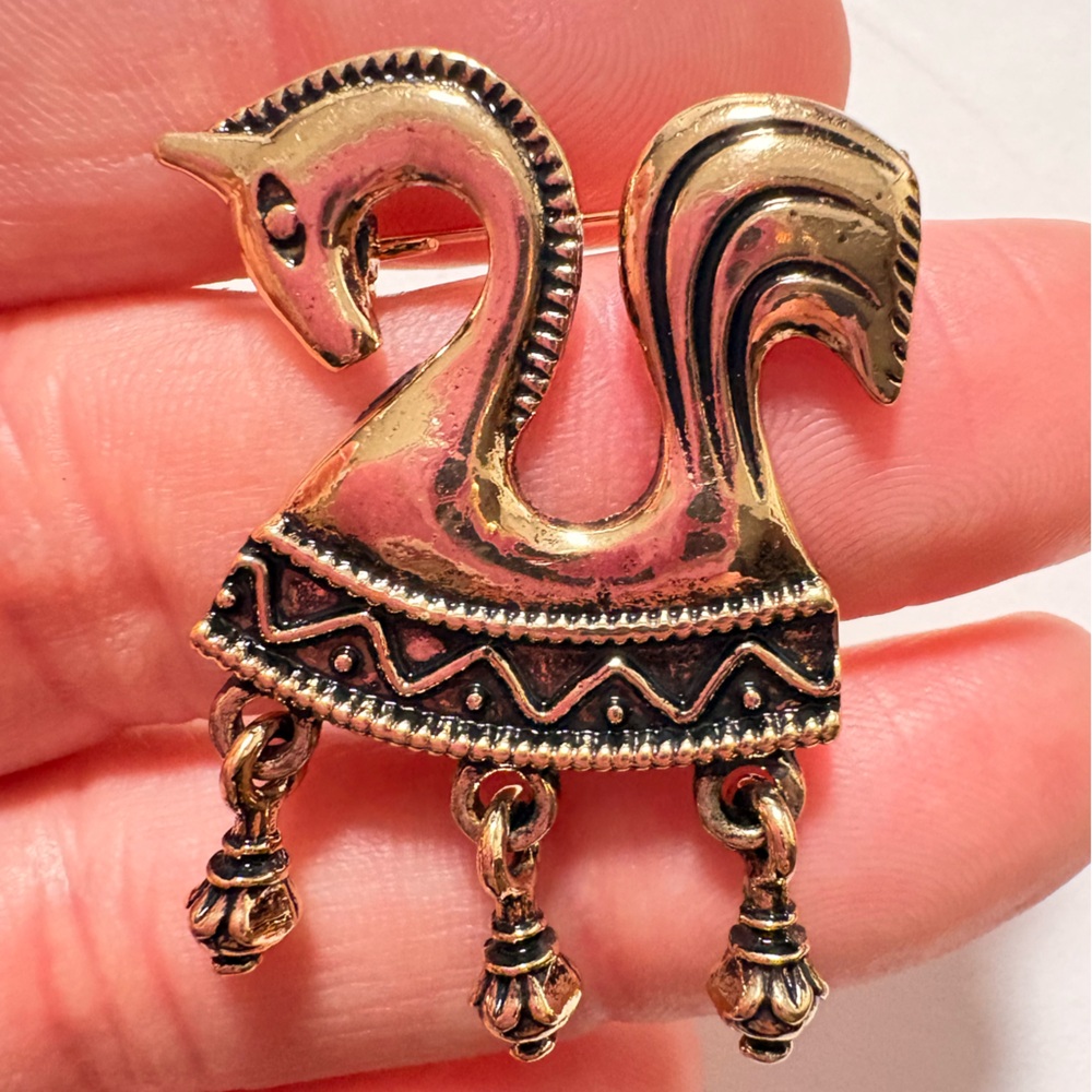 Artistic vintage style horse Gold tone equestrian Brooch